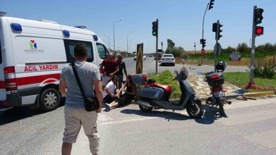 Antalya’da Devrilen Motosikletli Yaralandı