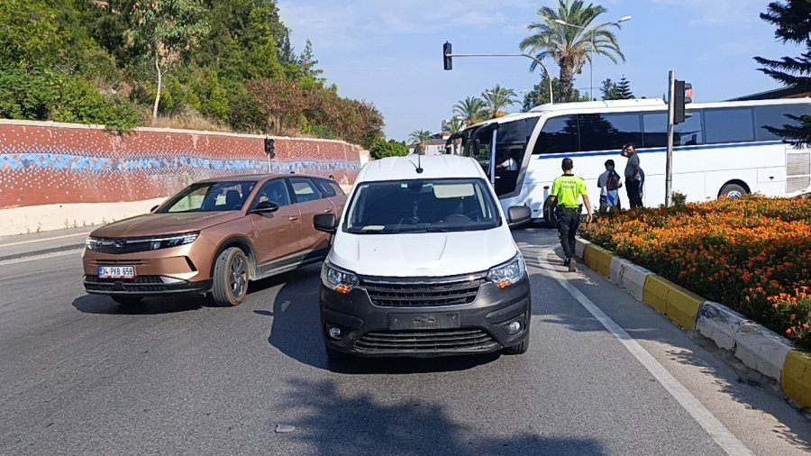 Hafif Ticari Araçla Çarpışan Motosikletli Yaralandı