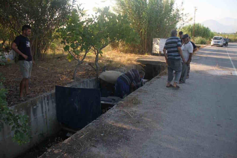 Antalya’da Otomobil Sulama Kanalına Düştü, Sürücü Yaralandı