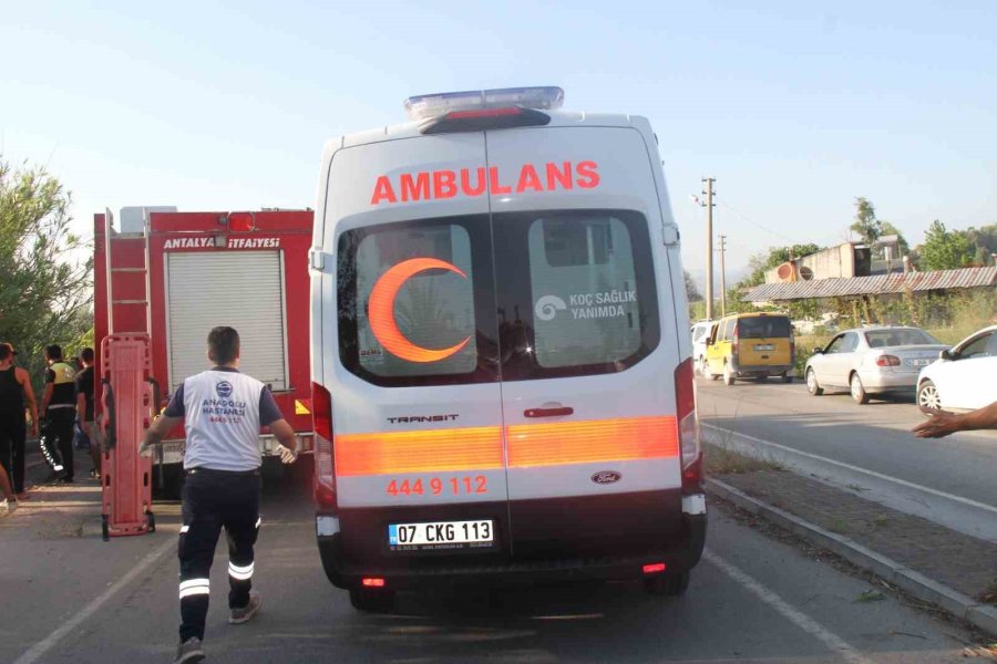 Antalya’da Otomobil Sulama Kanalına Düştü, Sürücü Yaralandı