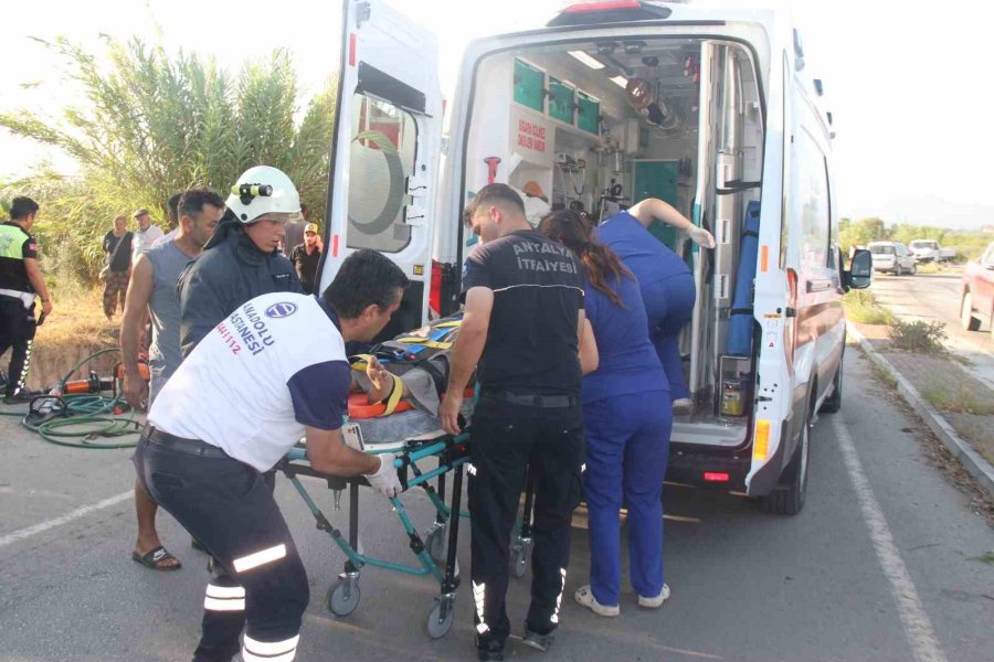 Antalya’da Otomobil Sulama Kanalına Düştü, Sürücü Yaralandı
