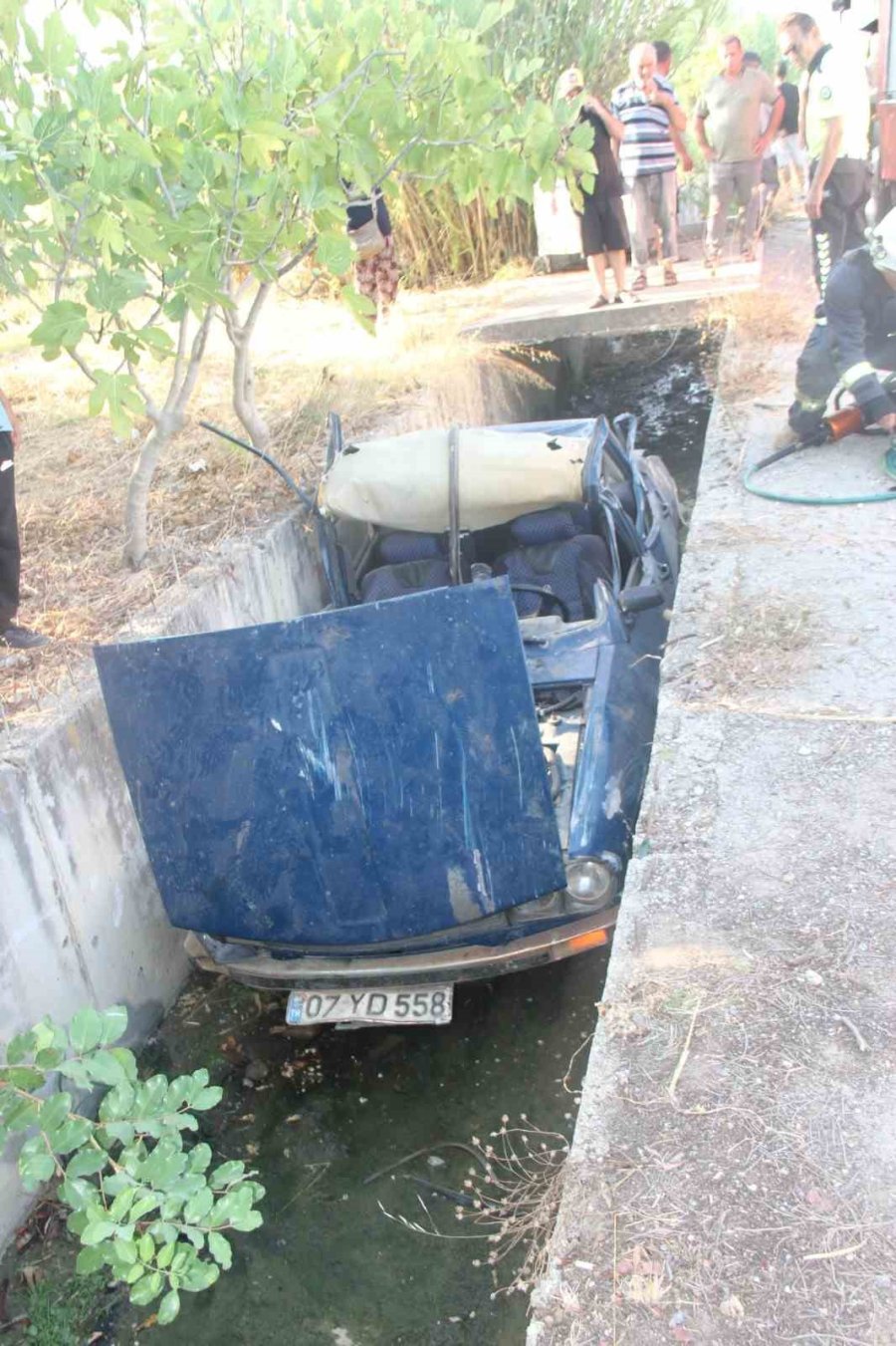 Antalya’da Otomobil Sulama Kanalına Düştü, Sürücü Yaralandı
