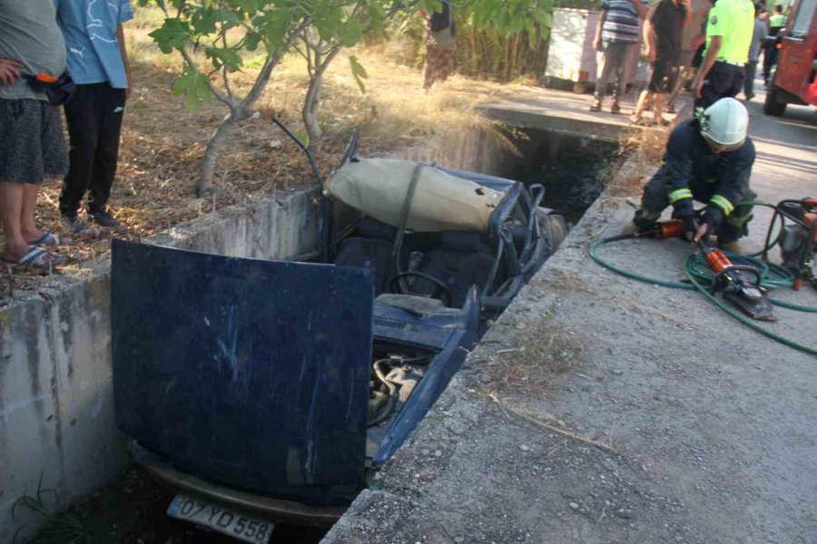 Antalya’da Otomobil Sulama Kanalına Düştü, Sürücü Yaralandı