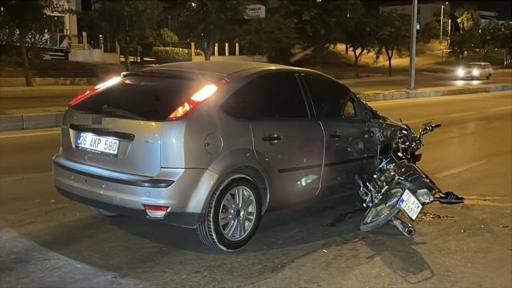 Motosiklet Otomobile Ok Gibi Saplandı: 1 Ölü, 1 Yaralı