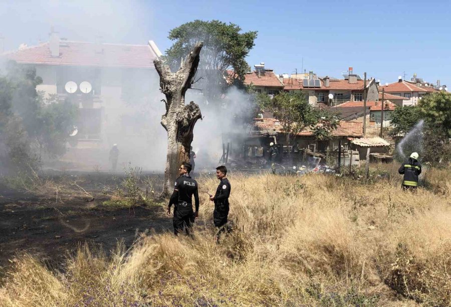 Konya’da Evlerin Bitişiğinde Yangın Paniği