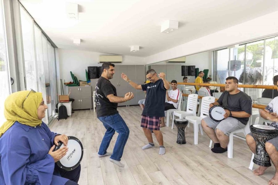 Mersin’de Özel Bireyler Yazın Tadını Etkinliklerle Çıkarıyor