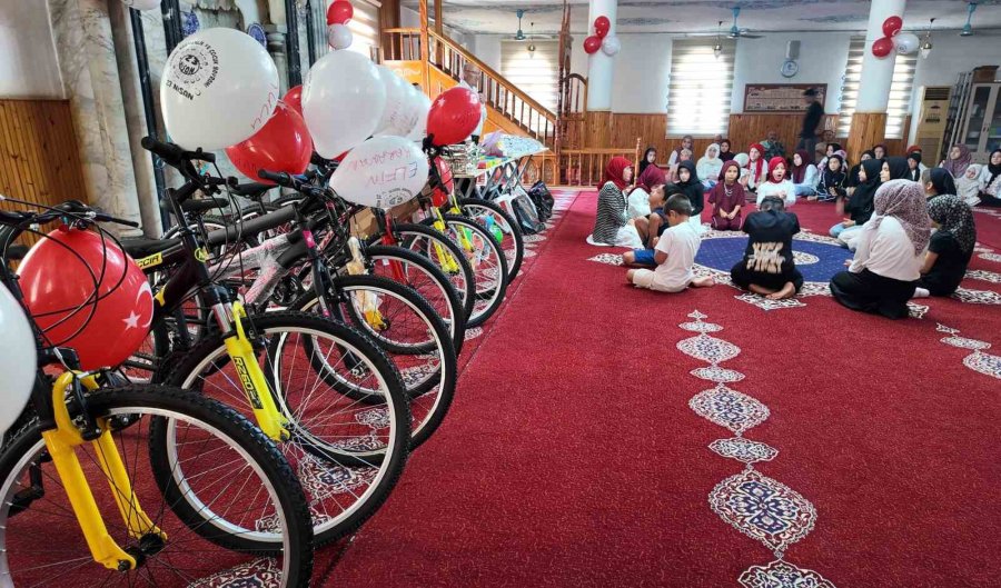 İmamın Gönüllere Dokunan Geleneği: 26 Yıldır Çocukları Ödüllendiriyor