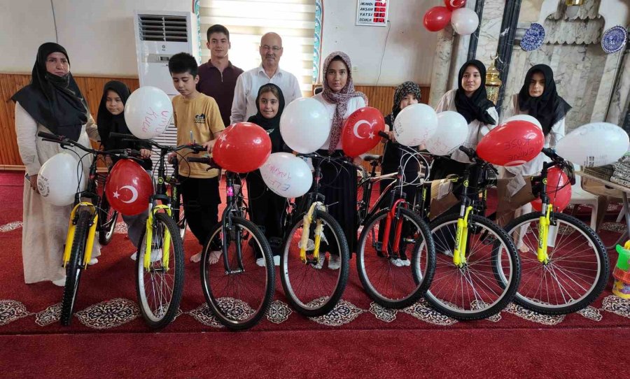 İmamın Gönüllere Dokunan Geleneği: 26 Yıldır Çocukları Ödüllendiriyor