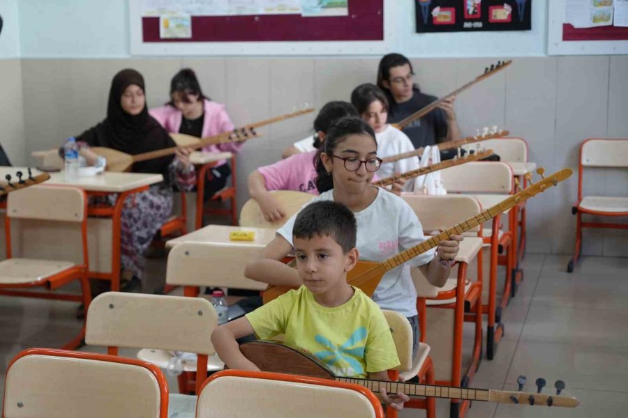 Niğde’de Halk Eğitim Merkezi’nin Yaz Okuluna Rekor İlgi: Kurslara Bin 71 Öğrenci Katıldı