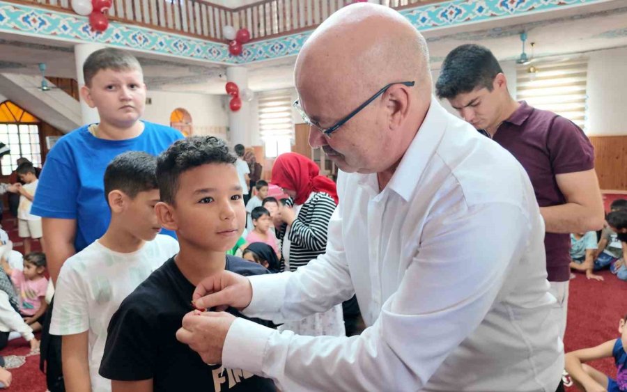 İmamın Gönüllere Dokunan Geleneği: 26 Yıldır Çocukları Ödüllendiriyor
