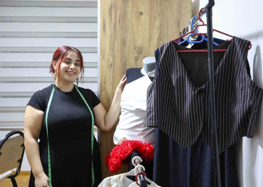 Hobi Olarak Dikiş Kursuna Başvurdu, Kendi Markasını Kurdu