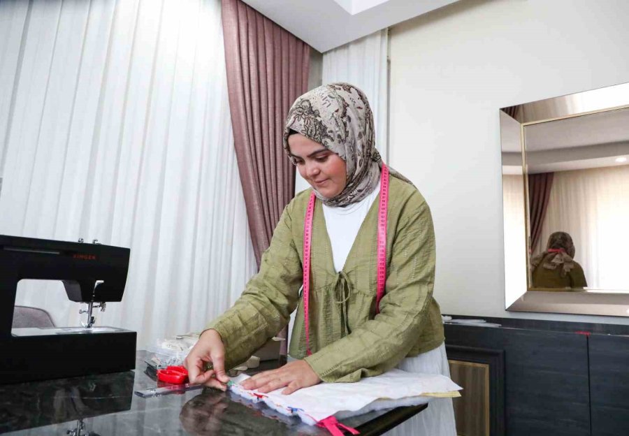 Hobi Olarak Dikiş Kursuna Başvurdu, Kendi Markasını Kurdu