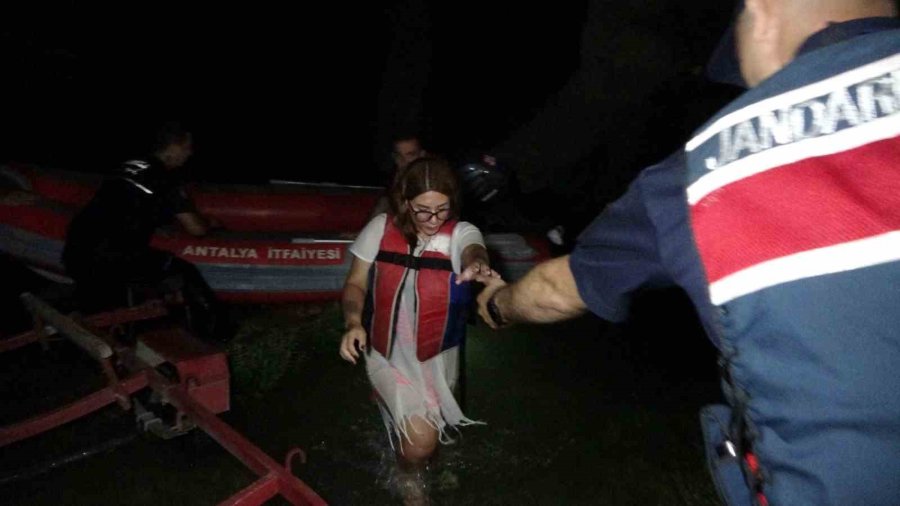 Su Seviyesi Yükselince Adacıkta Mahsur Kalan Genç Kız Kurtarıldı