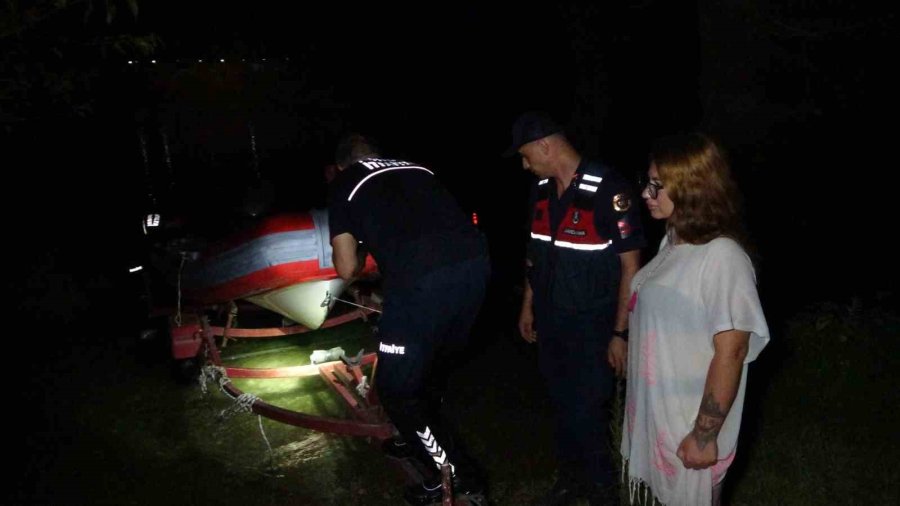 Su Seviyesi Yükselince Adacıkta Mahsur Kalan Genç Kız Kurtarıldı