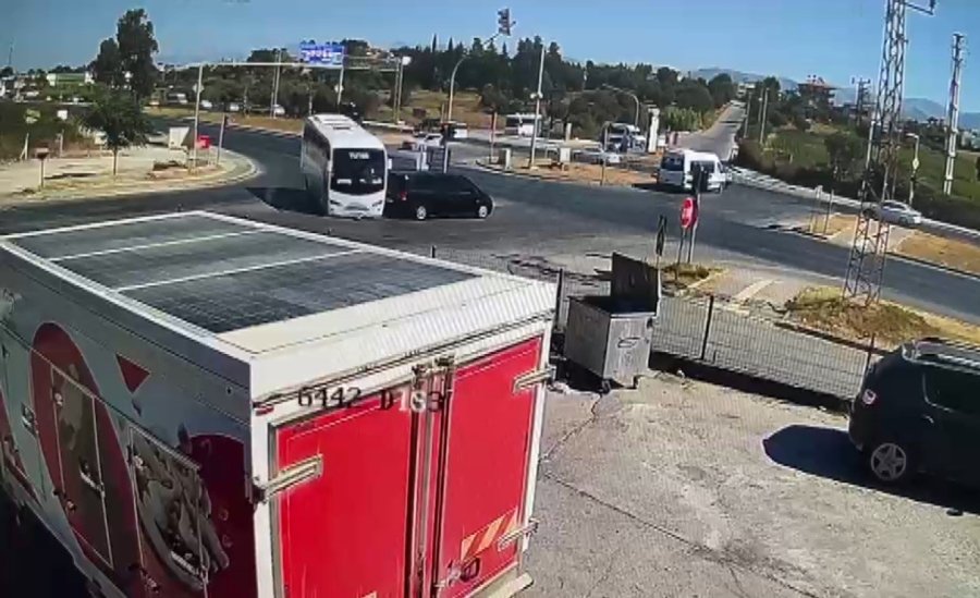 Tur Midibüsünün Kaza Anı Güvenlik Kamerasında