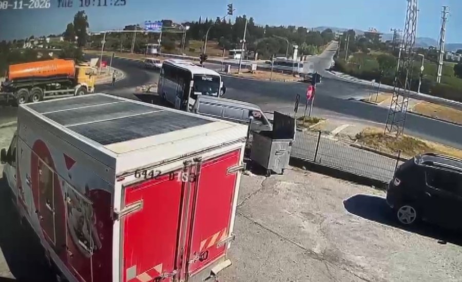 Tur Midibüsünün Kaza Anı Güvenlik Kamerasında