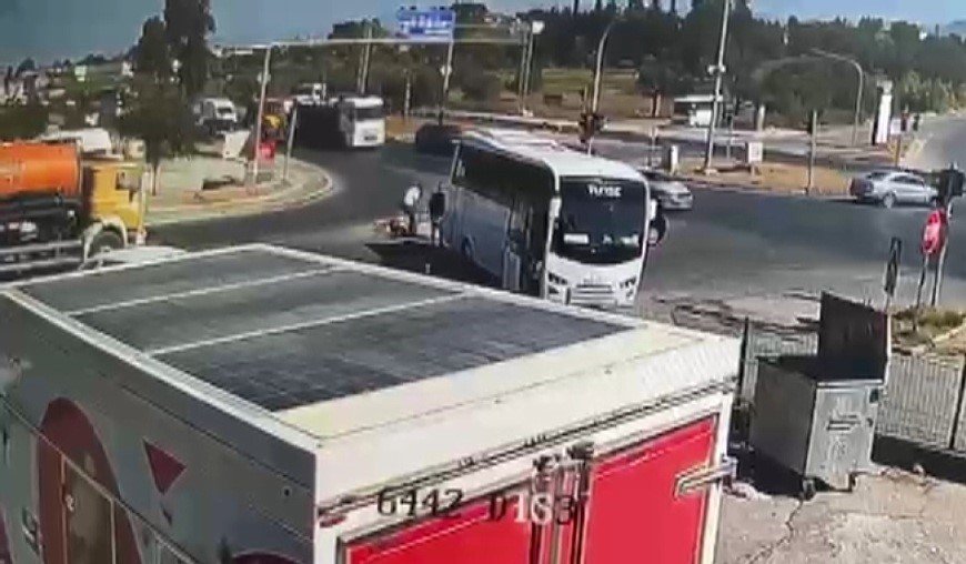 Tur Midibüsünün Kaza Anı Güvenlik Kamerasında