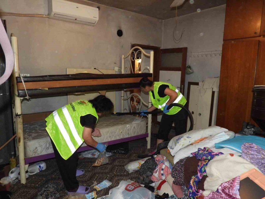 Antalya’da Evden 5 Kamyon Çöp Çıktı: Temizlenip Yaşam Alanları Yenilendi