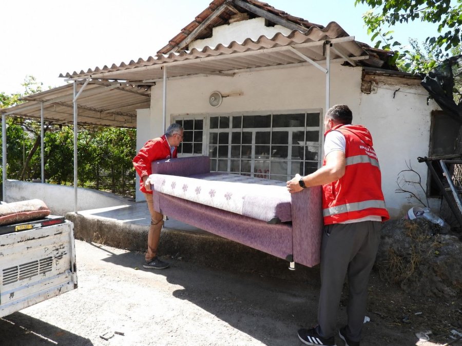 Antalya’da Evden 5 Kamyon Çöp Çıktı: Temizlenip Yaşam Alanları Yenilendi