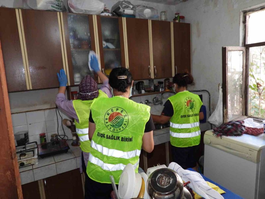 Antalya’da Evden 5 Kamyon Çöp Çıktı: Temizlenip Yaşam Alanları Yenilendi
