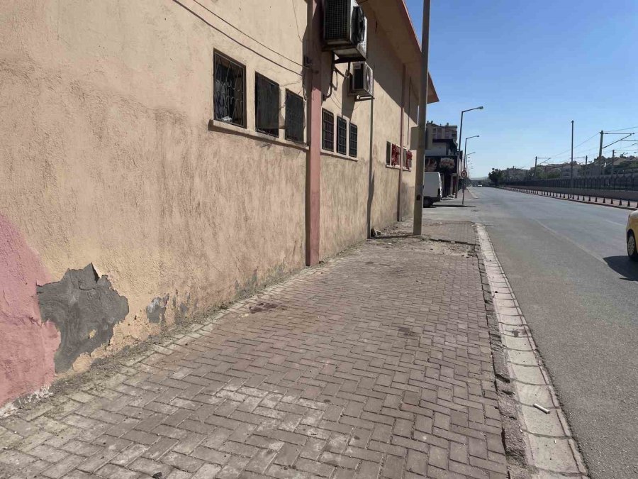 Tartıştığı Kişiler Tarafından Bıçaklanan 18 Yaşındaki Genç Hayatını Kaybetti