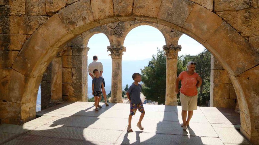 Unesco Listesindeki Alahan Manastırı Zamana Direniyor