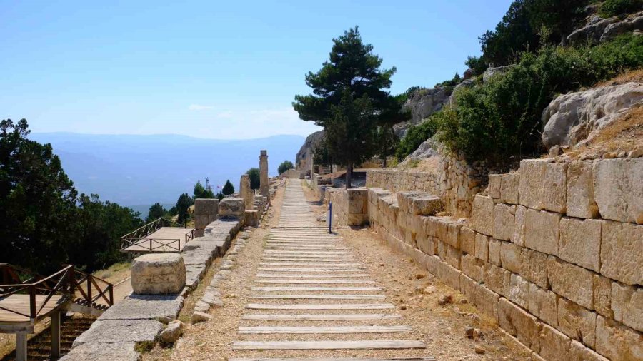 Unesco Listesindeki Alahan Manastırı Zamana Direniyor