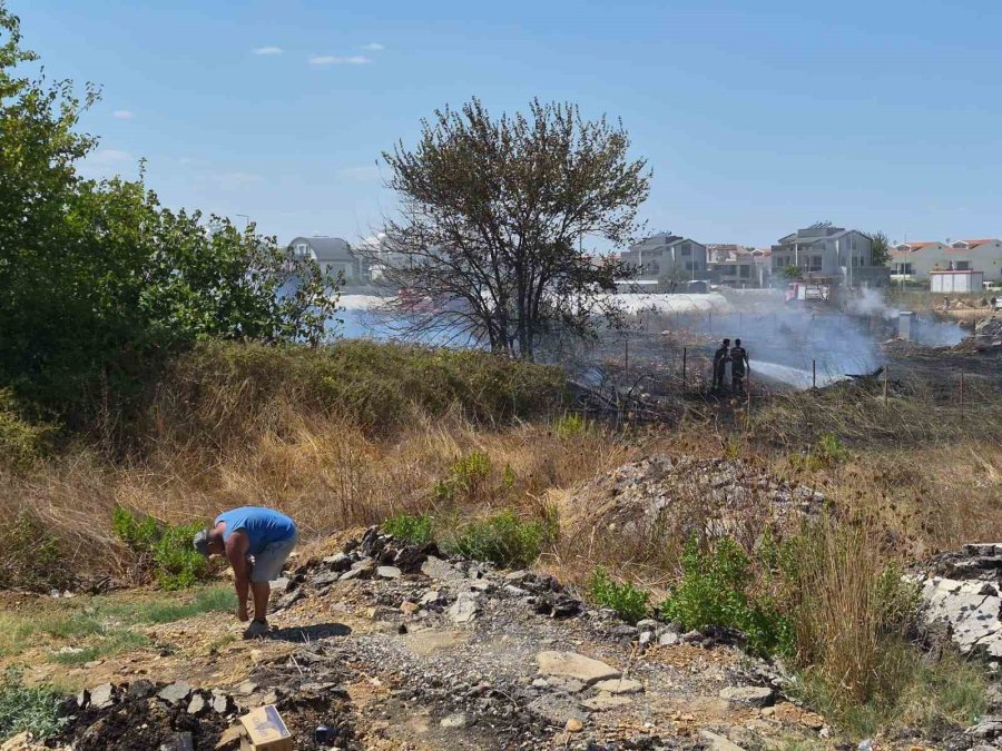 Antalya’da Baraka Yangında Küle Döndü, Alevler Villa Ve Lojmanlara Sıçramadan Söndürüldü