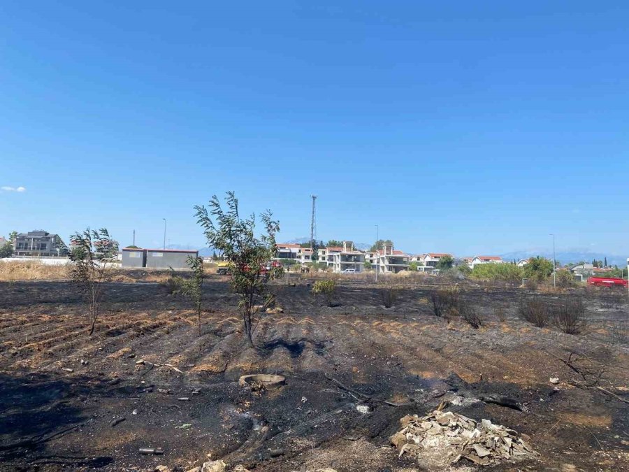Antalya’da Baraka Yangında Küle Döndü, Alevler Villa Ve Lojmanlara Sıçramadan Söndürüldü