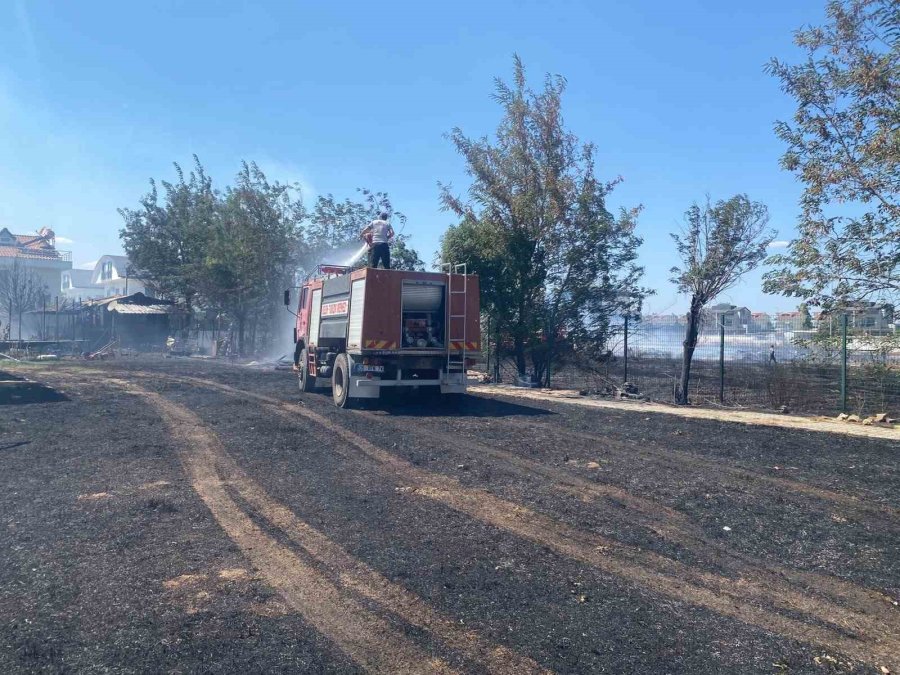 Antalya’da Baraka Yangında Küle Döndü, Alevler Villa Ve Lojmanlara Sıçramadan Söndürüldü