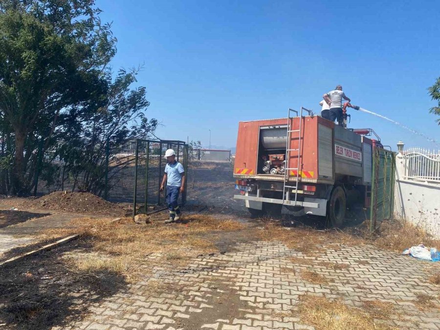 Antalya’da Baraka Yangında Küle Döndü, Alevler Villa Ve Lojmanlara Sıçramadan Söndürüldü