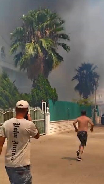 Antalya’da Baraka Yangında Küle Döndü, Alevler Villa Ve Lojmanlara Sıçramadan Söndürüldü