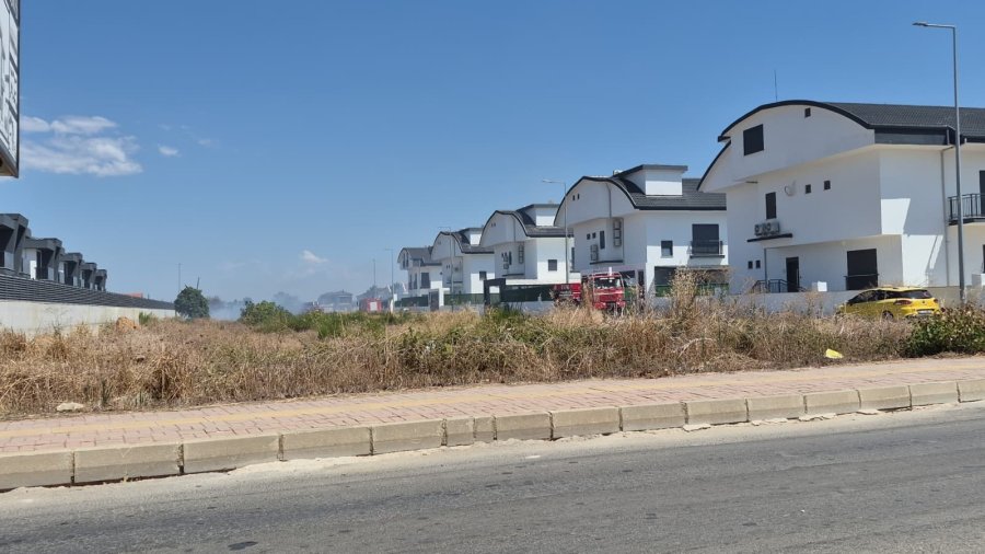 Antalya’da Baraka Yangında Küle Döndü, Alevler Villa Ve Lojmanlara Sıçramadan Söndürüldü