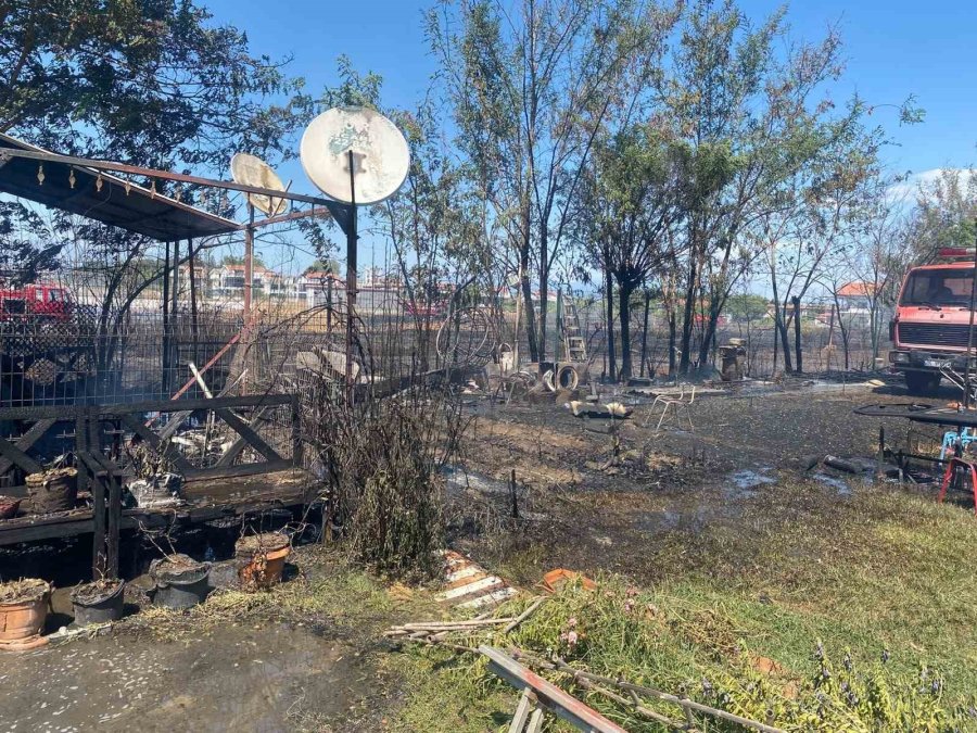 Antalya’da Baraka Yangında Küle Döndü, Alevler Villa Ve Lojmanlara Sıçramadan Söndürüldü