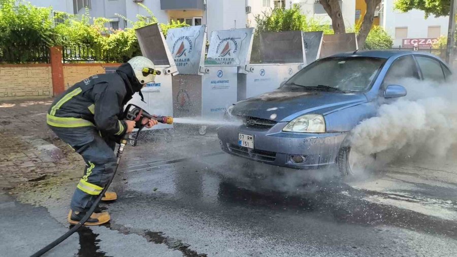 Yanan Araca Bahçe Hortumu Ve Yangın Tüpü İle Müdahale Ettiler