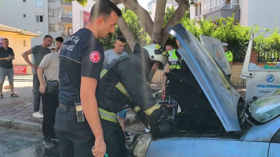 Yanan Araca Bahçe Hortumu Ve Yangın Tüpü İle Müdahale Ettiler