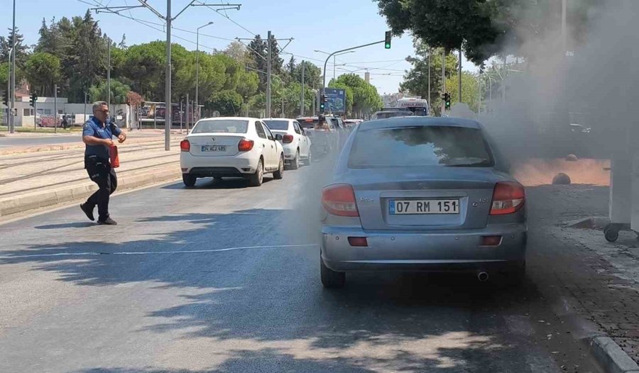 Yanan Araca Bahçe Hortumu Ve Yangın Tüpü İle Müdahale Ettiler