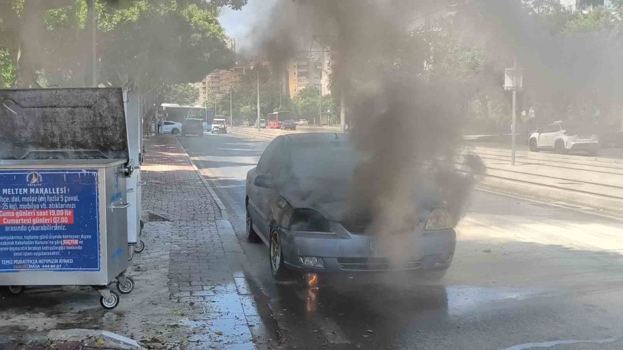 Yanan Araca Bahçe Hortumu Ve Yangın Tüpü İle Müdahale Ettiler