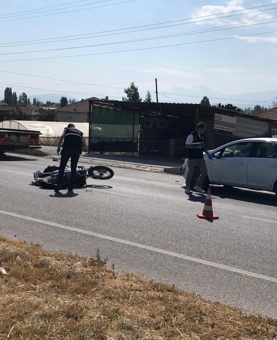Otomobilin Çarptığı Motosikletin Sürücüsü Ağır Yaralandı