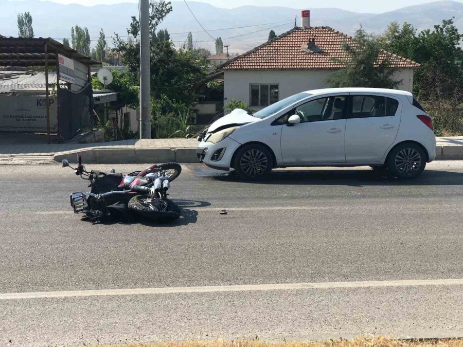 Otomobilin Çarptığı Motosikletin Sürücüsü Ağır Yaralandı