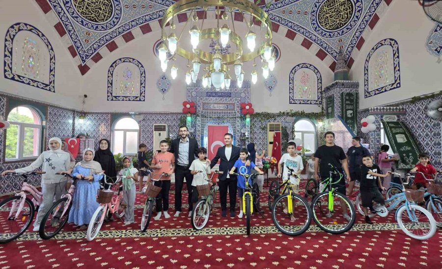 Hediyelerle Çocukları Camiye Ve Kur’an Kursuna Teşvik Ediyor