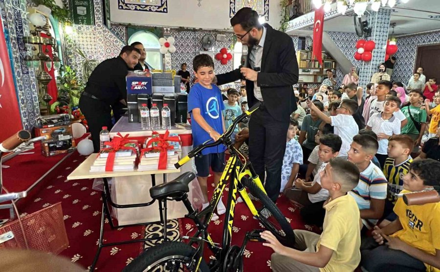 Hediyelerle Çocukları Camiye Ve Kur’an Kursuna Teşvik Ediyor