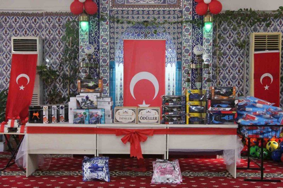 Hediyelerle Çocukları Camiye Ve Kur’an Kursuna Teşvik Ediyor