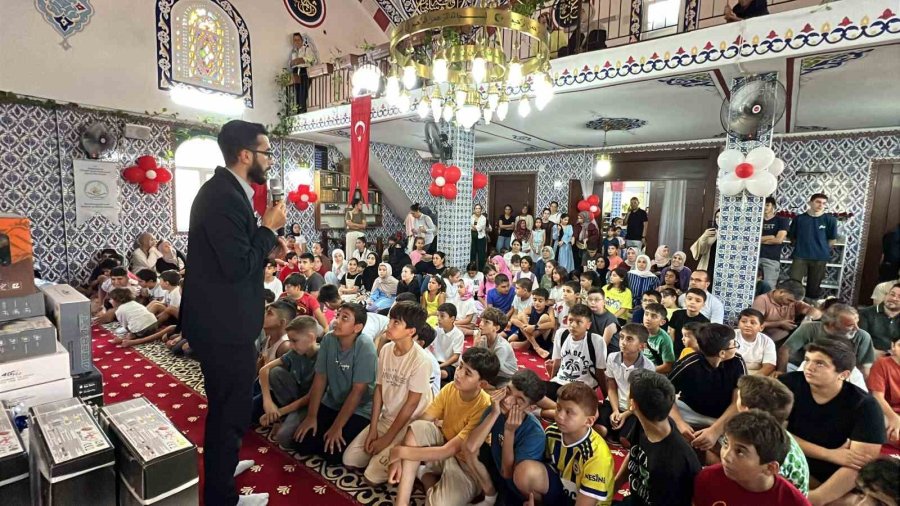 Hediyelerle Çocukları Camiye Ve Kur’an Kursuna Teşvik Ediyor