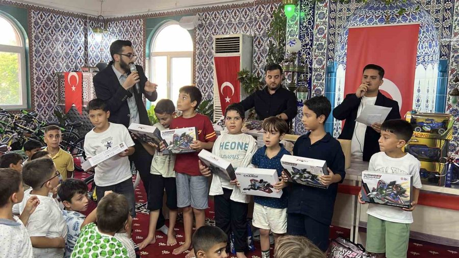 Hediyelerle Çocukları Camiye Ve Kur’an Kursuna Teşvik Ediyor