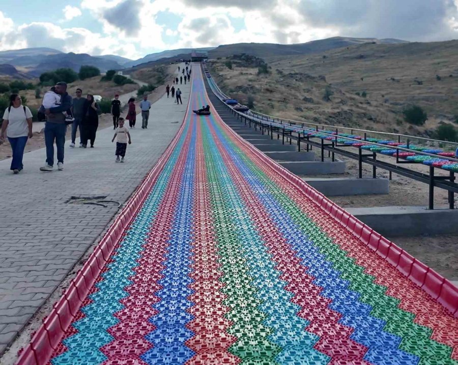 Niğde’deki Renkli Kaydırağa Rekor İlgi