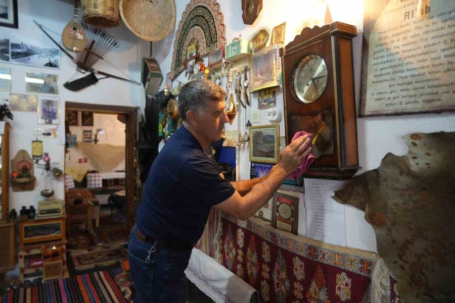 İki Parçayla Başladı, 35 Yılda 3 Bin Eşyalık Müze Kurdu
