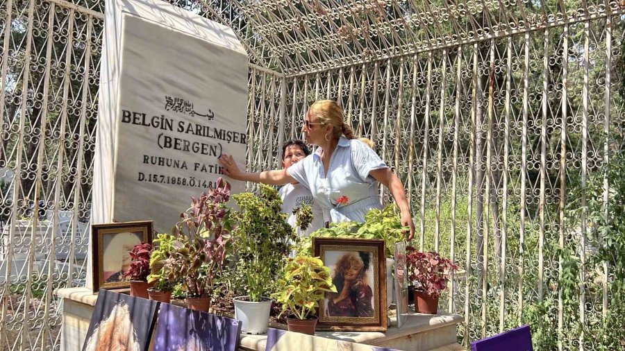 Şarkıcı Bergen, Ölüm Yıl Dönümünde Mezarı Başında Anıldı