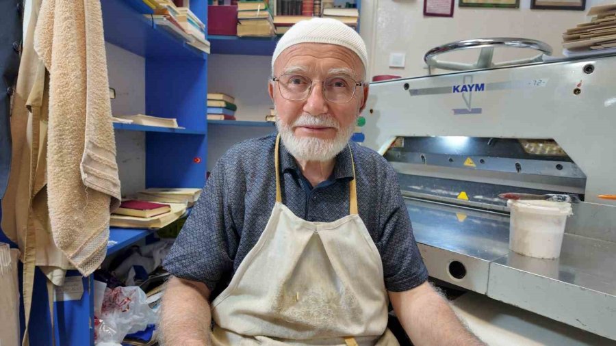 Kur’an-ı Kerim’i Ciltliyor, Özenle Kullanılmasını İstiyor