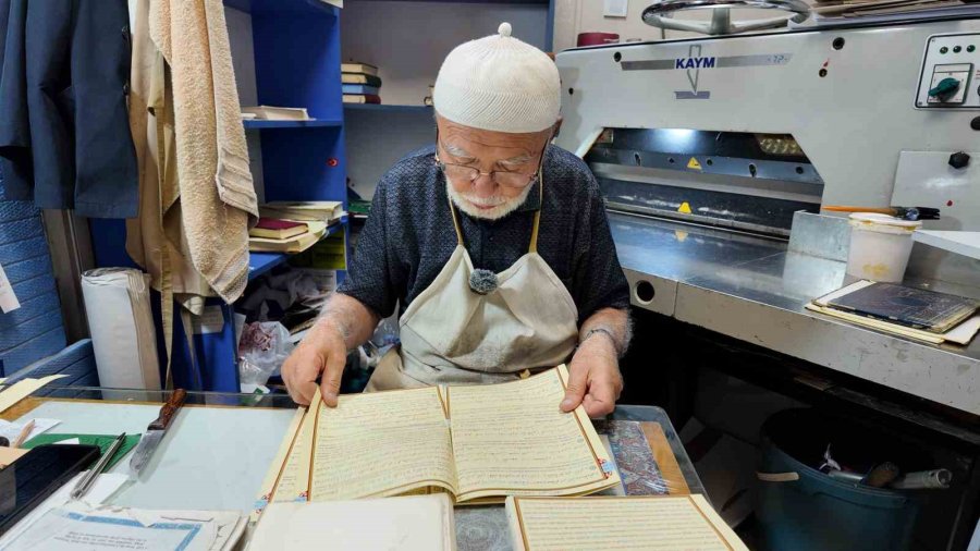 Kur’an-ı Kerim’i Ciltliyor, Özenle Kullanılmasını İstiyor